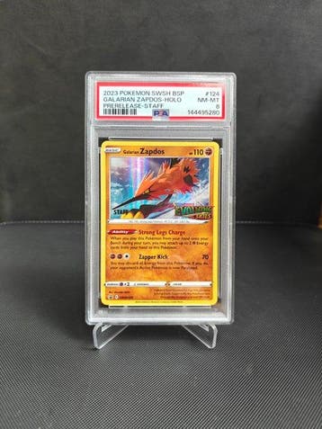Pokémon - 1 Graded card - Zapdos 124 Staff stamped - PSA 8 -, Nieuw