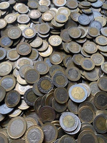 Wereld. Lot 1,5 KG Bimetallic coins varied (Zonder