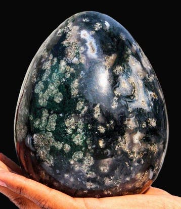 Œuf de cristal en agate mousse de Madagascar et chalcedoine