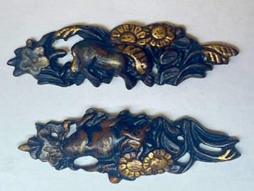 Chrysantenbloem, koe-motief menuki-set - Japan - Edo Periode