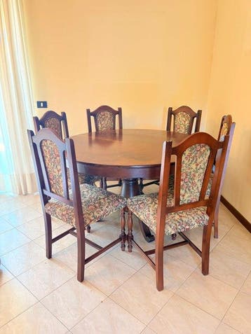 Grande tavolo ovale allungabile in noce con 6 sedie