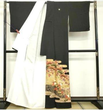 Zwarte Tomesode-kimono met een goudkleurig stromend