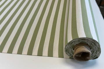 Katoenen stof met saliegroene en ivoorkleurige strepen –