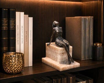 Sculpture, Gracieuze vrouwelijke figuur wit marmeren blok- F