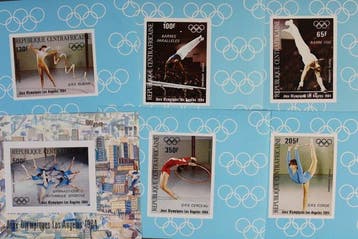 Afrique - 140 blocs Olympiades variés tels que lOlympiade, Timbres & Monnaies
