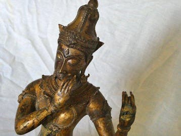 Zittende boeddhistische fluitspeler - Beeld - Phra Aphai