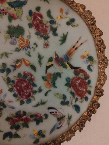 Plaat van Chinees porselein Celadon Famille Rose