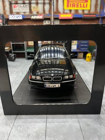 KK Scale 1:18 - Voiture miniature - BMW 740i E38 (1994), Nieuw