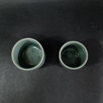 Paar Yunomi-theekopjes uit Celadon met reigerpatroon –