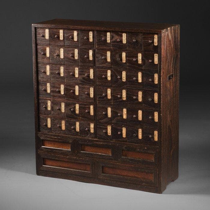 Apothekerskast  (kusuri’dansu) met oorspronkelijke inhoud, Antiek en Kunst, Antiek | Overige Antiek