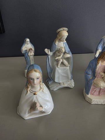 Beeld, Collectie van 6 porseleinen Maria beeldjes - 16.5 cm