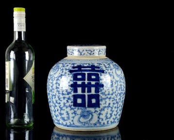 Een grote Chinese blauw-witte Double Happiness gemberpot