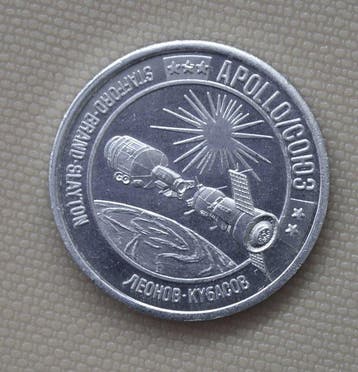 Gevlogen medaillon bevat metaal van Apollo en Soyuz,