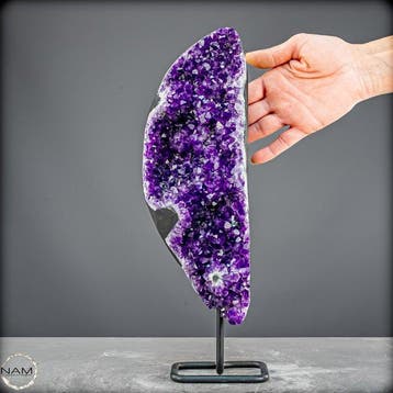 Gloeiende amethist op metalen standaard – elegantie in