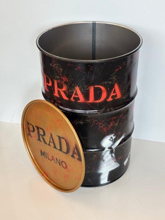 Rob VanMore - Barrel Prada x Balloon Girl, Antiquités & Art, Art | Objets design