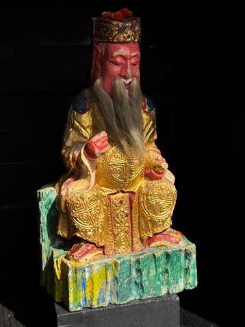 Antiek hangemaakt huisaltaar beeld van de god Tudi Gong late
