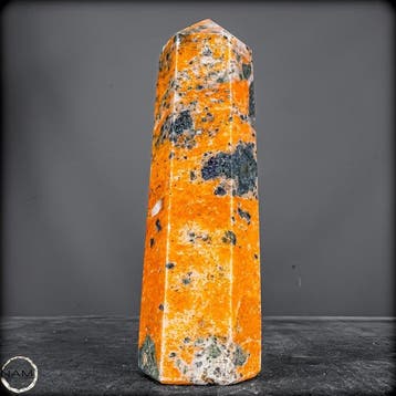 Adembenemende oranje calciet-turmalijn obelisk – Een uniek