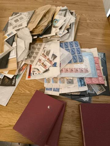 Wereld - Doos 2 kg+ Wereld MNH-postzegels Bladen Boekjes, Gestempeld
