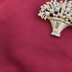 Goudgeplateerde bloemmand-broche met parels en