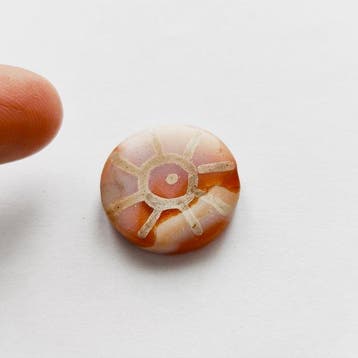 Oud-Birmese, Pyu-staten Geëtst agat Ronde kraaltalisman met, Antiek en Kunst