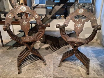 Paire de chaises Savonarola en bois intarsé de nacre - Bois,