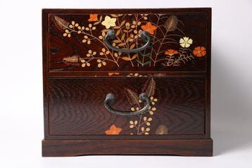 Kodansu japonais laqué (petit coffre) avec motif floral