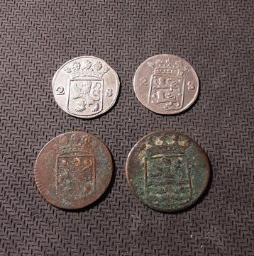Nederland. 2 zilveren wapenstuivers en 2 voc duiten, Postzegels en Munten