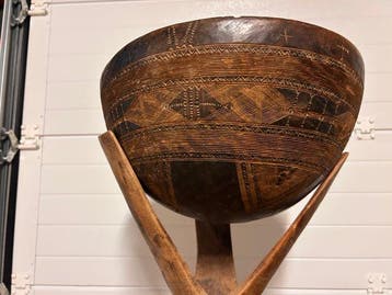 Tuareg-staak + gesneden kalebas + sokkel - Niger (Zonder