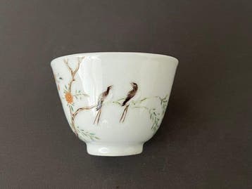 Paire de tasses en porcelaine de famille rose à motifs