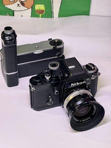 Nikon F2 + Nikkor-N 24mm F2.8 + MD-2 + MB-1 Appareil photo, Audio, Tv en Foto, Fotocamera's Analoog, Nieuw