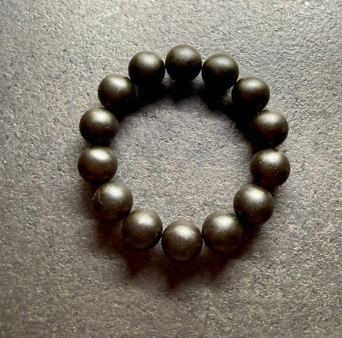 Armband met Baltisch barnsteen kralen in zwart kersenkleur,, Antiek en Kunst, Curiosa en Brocante