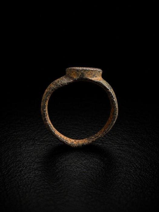Médiéval Bronze Bague - du XIIe au XVe siècle de notre ère, Antiek en Kunst, Antiek | Overige Antiek