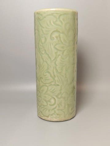 celadon glazuur, ingekerfd met verweven bloemmotieven,