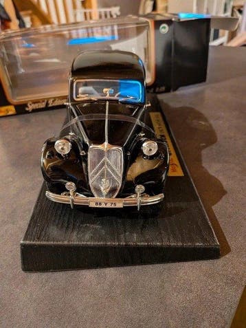 Maisto 1:18 - Modelauto - Citroën 15CV 6 Cyl (1952), Nieuw