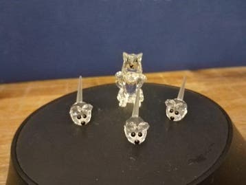 Swarovski - Beeldje - Poesje staand met 3 baby muisjes -