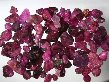 Cts. 130,0 ruwe robijn Tanzania Exemplaar- 26 g
