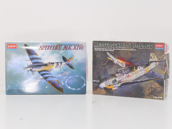 Schaal 1:48 2 bouwpakketten Spitfire MK.XIX vs Messerschm..., Hobby en Vrije tijd, Modelbouw | Auto's en Voertuigen, Overige typen