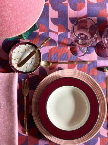 Tafelkleed met geometrische pop-art-print voor brede tafels.