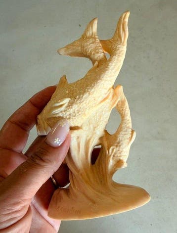 A. Santini - sculptuur, Carpe Koi tra le onde - 15 cm - Hars
