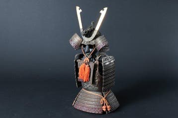 Samurai-harnasdecoratie met kabuto en menpo met draakenkroon