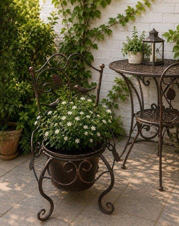 Bloempot in de vorm van een stoel + wandhanger met bloempot
