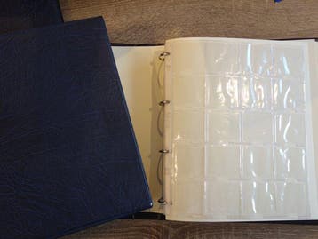 Nederland. Accessoires 10x muntenalbums plus 2 banden, Postzegels en Munten