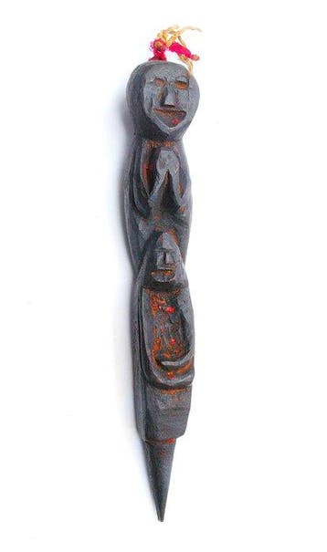 Oude Phurba figuur uitgehouwen; twee figuren; sjamaan; 24