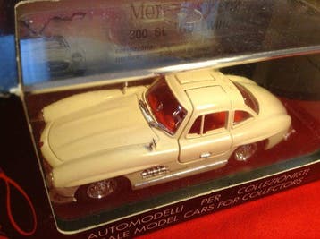 Bang 1:43 - Model raceauto (4) - 1) #MM003 Mercedes Benz, Nieuw