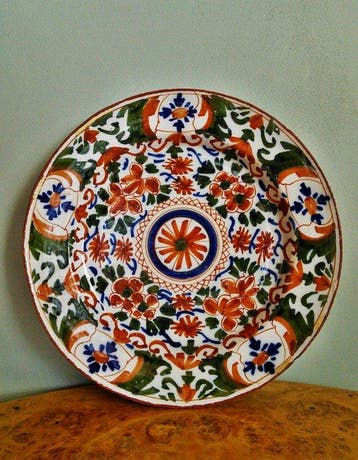 Bord - Polychroom Delfts faience bord - Aardewerk, Glazuur