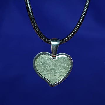 Forme de cœur Pendentif en météorite. MUONIONALUSTA
