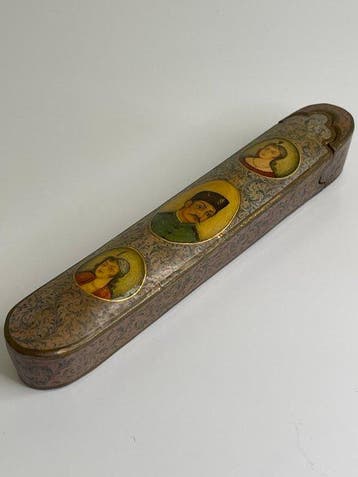 19e-eeuwse Qajar papier-maché lakwerk pennenetui (Qalamdan)