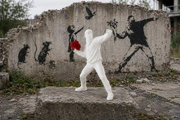 Beeld, ***FLOWER THROWER*** after BANKSY - 21.5 cm - witte