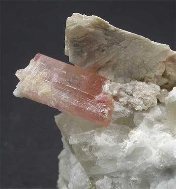 ELBAITE var RUBELLITE Cristal sur matrice - Hauteur : 6.5 cm