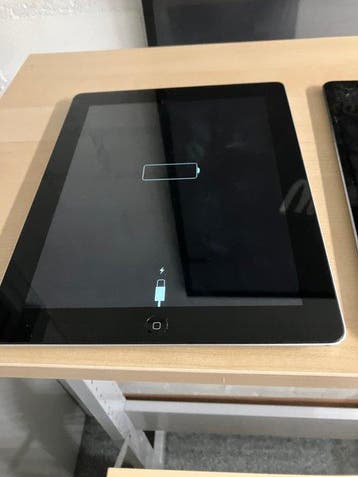 Apple Ipad A1566, A1474,A1566 ,A1567.,A1458 5 ipads for